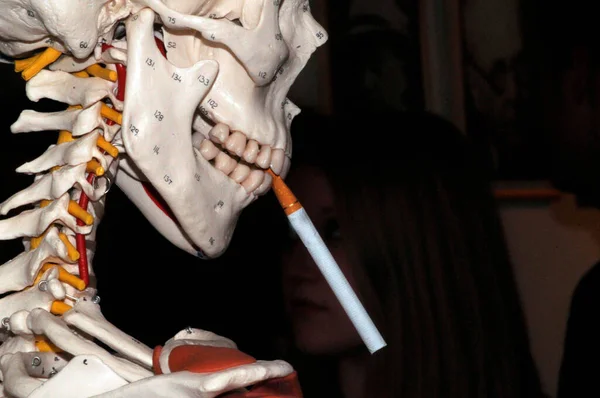 Esqueleto Con Cigarrillo Filtro Entre Sus Dientes Los Peligros Fumar —  Fotos de Stock