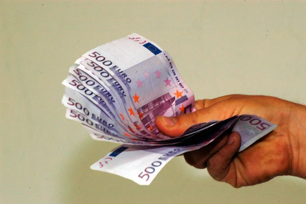 Hand Hält Ein Bündel Fünfhundert Euro Banknoten — Stockfoto