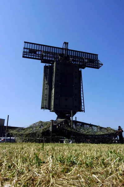 Militärisches Luftraumüberwachungsgerät Drapiert Tarnnetze Sonniger Tag Blauer Himmel — Stockfoto