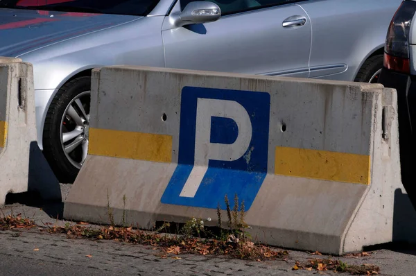 コンクリートブロック上の青と白の駐車標識 — ストック写真