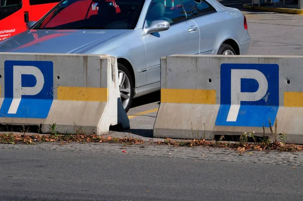 Modrá Bílá Parkovací Značka Betonovém Bloku — Stock fotografie