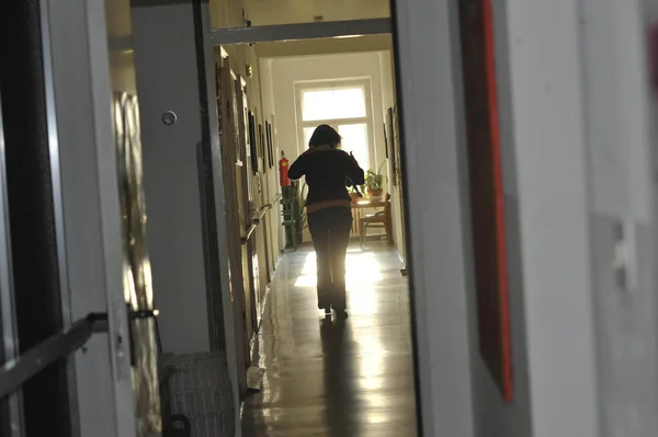 Μοναχική Γυναίκα Περπατώντας Στο Διάδρομο Νιώθοντας Μόνη Και Θλιμμένη — Φωτογραφία Αρχείου