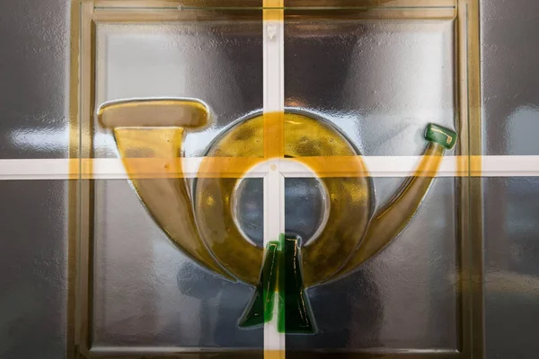 Графічний Символ Жовтого Скляного Поштового Рогу Вікні — стокове фото