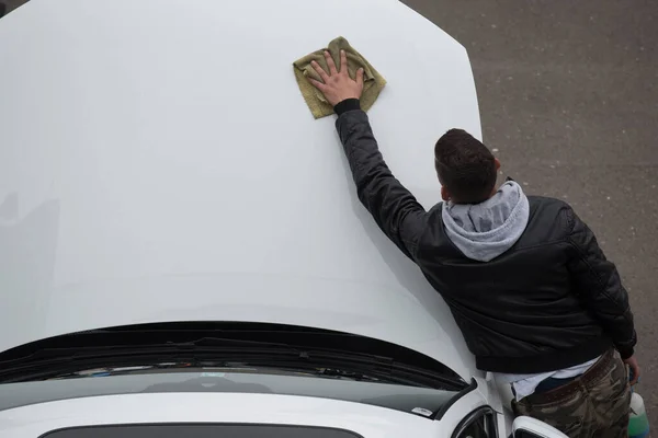 Pessoa Limpando Seu Carro Branco Com Pano Mão — Fotografia de Stock