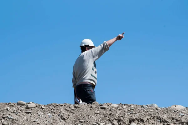 Civiel Ingenieur Wijst Met Zijn Vinger Naar Blauwe Lucht Aan — Stockfoto