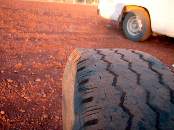 모래와 먼지가 달리는 타이어 — 스톡 사진