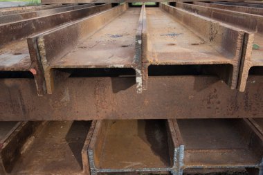 İnşaat alanındaki paslı metal, metaldeki aşınma süreci.