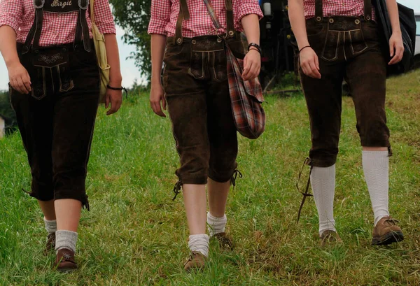 Frauen Traditionellen Lederhosen Braunen Hosen Rot Weiß Kariertem Hemd — Stockfoto