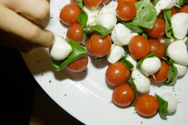 Tomaat Mozzarella Salade Met Basilicum Een Witte Plaat — Stockfoto