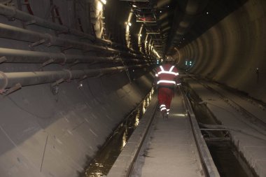 Bir demiryolu tüneli inşaat sahasında, toplu taşımacılığın genişletilmesi