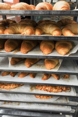 Fırında taze kruvasan pişirilmiş fırın tepsileri.