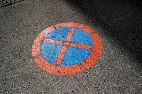 Tilos Parkolni Megállni Utcán Piros Kör — Stock Fotó