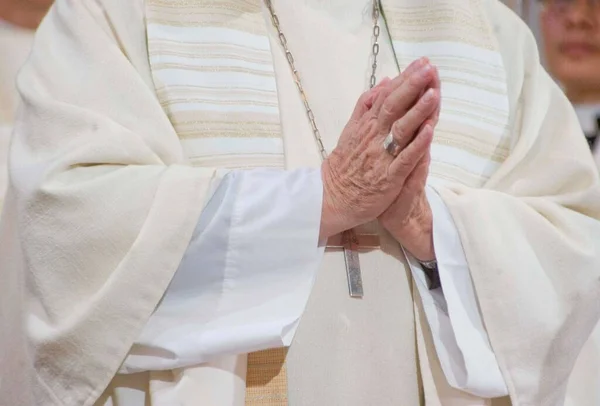 身穿白衣 双手交叉祷告的牧师 — 图库照片