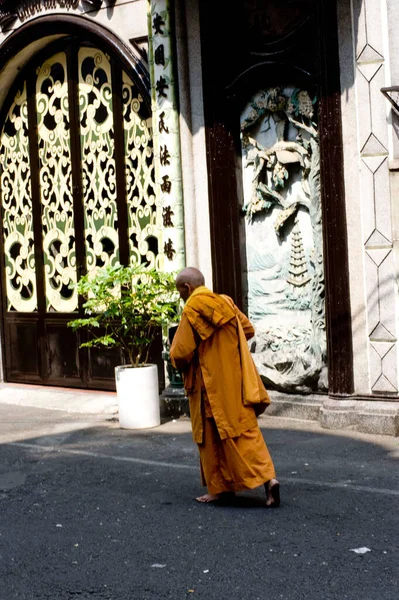 Zen Monnik Oranje Kleding Lopen Blootsvoets Straten Van Vietnam — Stockfoto