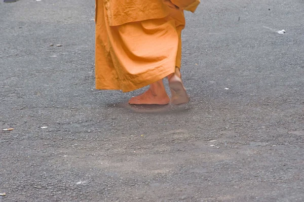 Zen Mnich Pomarańczowej Odzieży Chodzenie Boso Ulicach Wietnamu — Zdjęcie stockowe