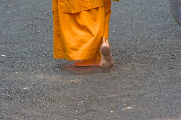Zen Moine Vêtements Orange Marchant Pieds Nus Dans Les Rues — Photo