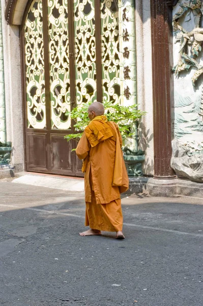 Zen Monje Ropa Naranja Caminando Descalzo Las Calles Vietnam —  Fotos de Stock