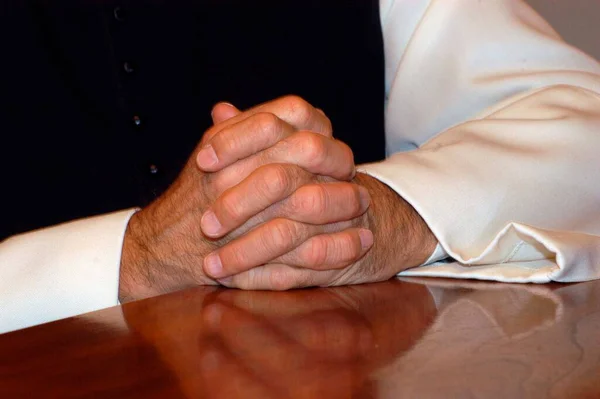 Sacerdote Vestido Blanco Negro Doblando Las Manos Para Rezar — Foto de Stock