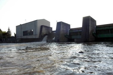 Nehir hidroelektrik santralinin akışı ile enerji üretimi, su sıçratma