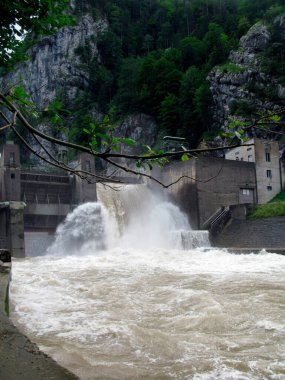 Nehir hidroelektrik santralinin akışı ile enerji üretimi, su sıçratma
