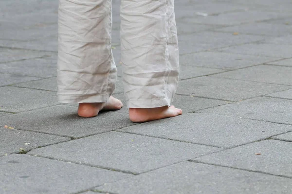 Barfota Person Vita Byxor Stående Trottoaren Staden — Stockfoto