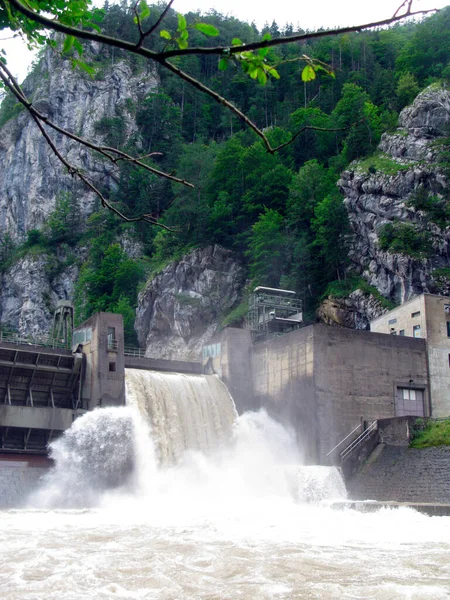 Виробництво Енергії Запуском Річкової Гідроелектростанції Розбризкування Води — стокове фото