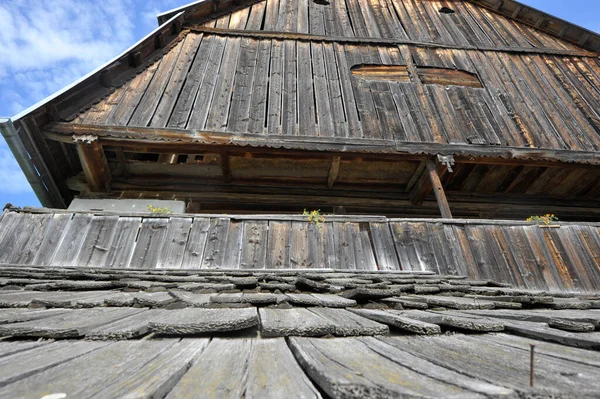 古い農家の家の屋根の上の木製の帯状疱疹 — ストック写真