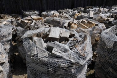 kütük ya da yakacak odun birikintisi, ısıtma için yenilenebilir enerji kaynağı