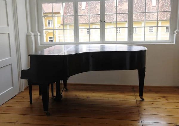 Πιάνο Στέκεται Δίπλα Ένα Παράθυρο Ένα Έγχορδο Μουσικό Όργανο — Φωτογραφία Αρχείου