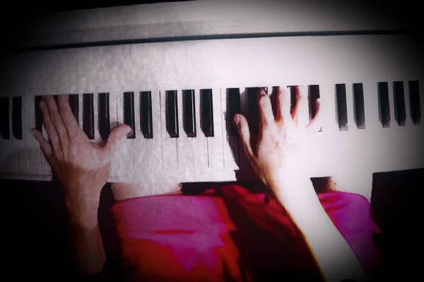 Duas Mãos Tocando Piano Uma Performance Musical — Fotografia de Stock