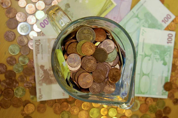 Euromünzen Und Banknoten Glaskrug Auf Einem Tisch — Stockfoto