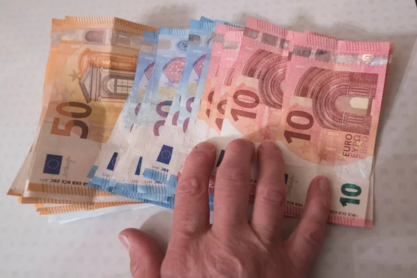 Ręce Sięgające Pieniądze Banknoty Euro Dziesięć Dwadzieścia Pięćdziesiąt Banknotów — Zdjęcie stockowe