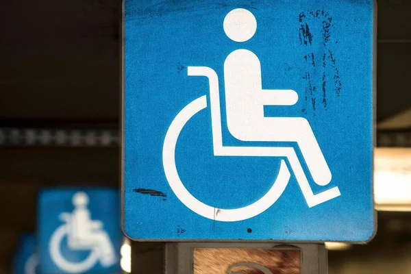 Symbol Einer Person Rollstuhl Blaues Schild Barrierefreier Zugang Einem Gebäude — Stockfoto