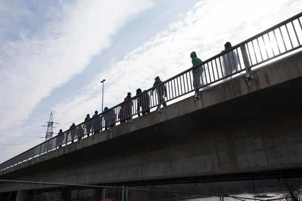 Spectateurs Événement Personnes Sur Pont Marchant Vers Lieu — Photo