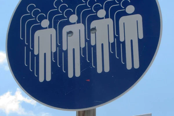 Zuschauer Bei Veranstaltung Blaues Rundes Schild Mit Personenpiktogramm — Stockfoto