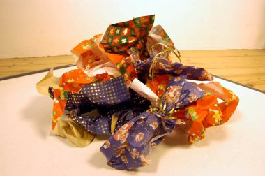 Bir yığın buruşuk Noel ambalaj kağıdı yerde.