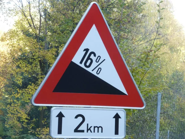 Verkehrszeichensteigung Steile Straße Voraus Rotes Dreieck Baum Hintergrund — Stockfoto