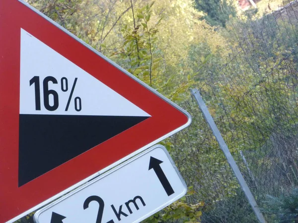 Verkeersbord Helling Steile Weg Vooruit Rode Driehoek Boom Achtergrond — Stockfoto