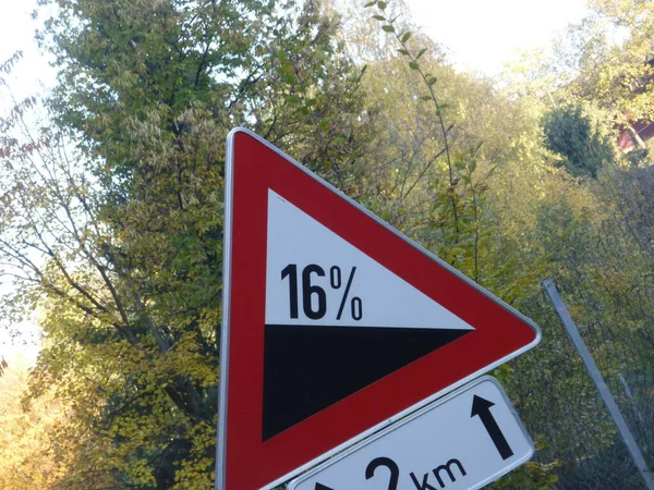 Verkeersbord Helling Steile Weg Vooruit Rode Driehoek Boom Achtergrond — Stockfoto