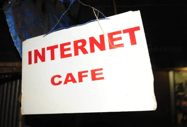 Internet Cafe Bord Met Rood Lettertype Online Verbinding Toegang — Stockfoto