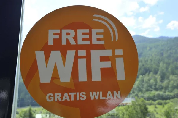 Ronde Orange Wifi Gratuit Wlan Gratuit Signe Sur Une Fenêtre — Photo
