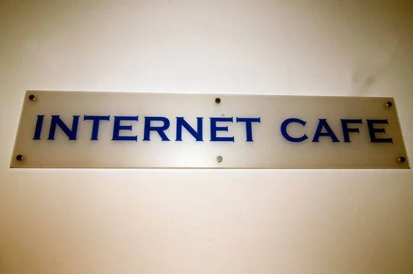 Internet Cafe Skylt Med Blå Teckensnitt Online Anslutning Och Tillgång — Stockfoto
