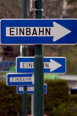 tek yön sokak (Einbahn) trafik işareti, yön oku ile mavi