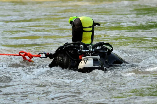 Mergulhador Resgate Bombeiros Com Corda Segurança Cilindro Oxigênio Água — Fotografia de Stock