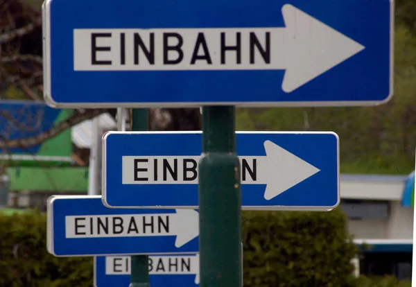 Eenrichtingsstraat Einbahn Verkeersbord Blauw Met Pijl Richting — Stockfoto