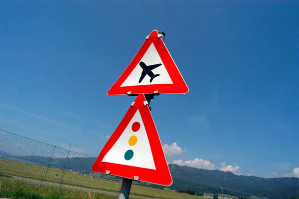 Uwaga Znaki Ruchu Lotniczego Czerwony Trójkąt Piktogram Samolotu Niebieskie Tło — Zdjęcie stockowe