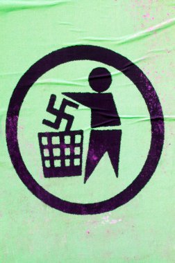 Çöpe atılan gamalı haç, yeşil poster, faşizme karşı Nazi karşıtı sembol ve aşırı sağcılık.