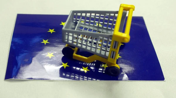 ヨーロッパの旗のミニチュアショッピングカード 単一市場 シンボル画像 — ストック写真