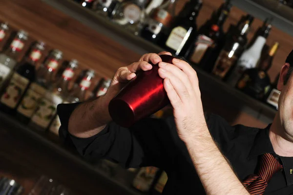 Barkeeper Bartender Mixing Drinks Together Bar — Stock Photo, Image