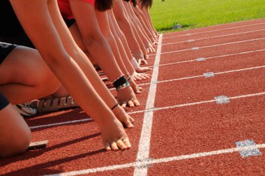 Çocuklar koşu pistinde başlangıç pozisyonunda, okulda spor koşusu